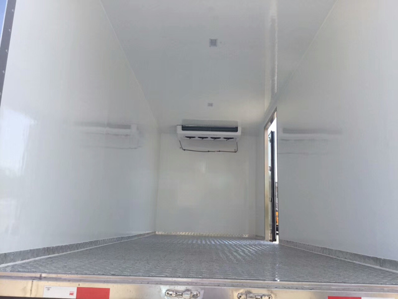 东风D9 6.8米冷藏车实拍图片