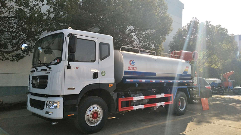 地上用的洒水车，天上用的抑尘洒水车