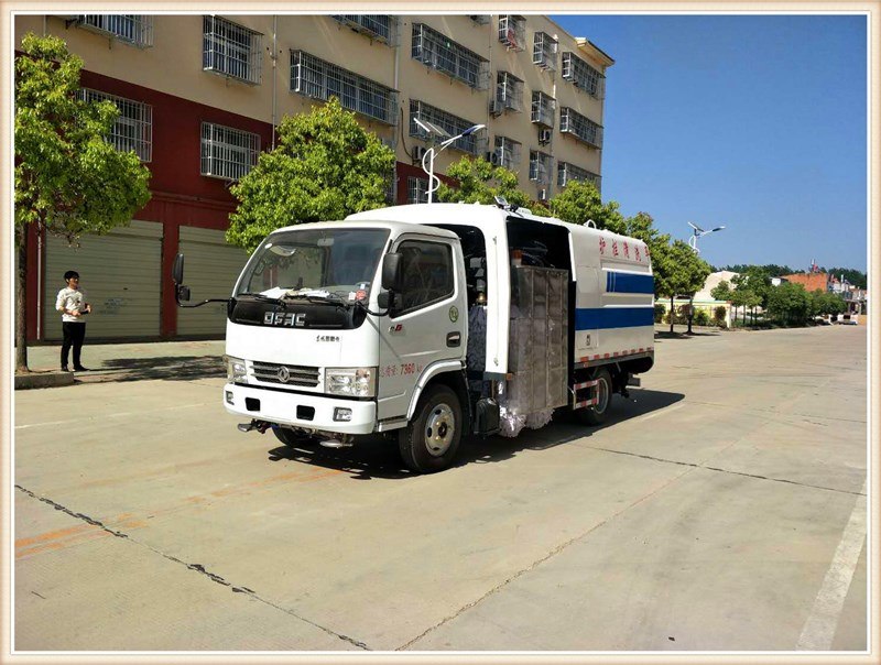 用于护栏清洗的改装车（小多利卡护栏清洗车）