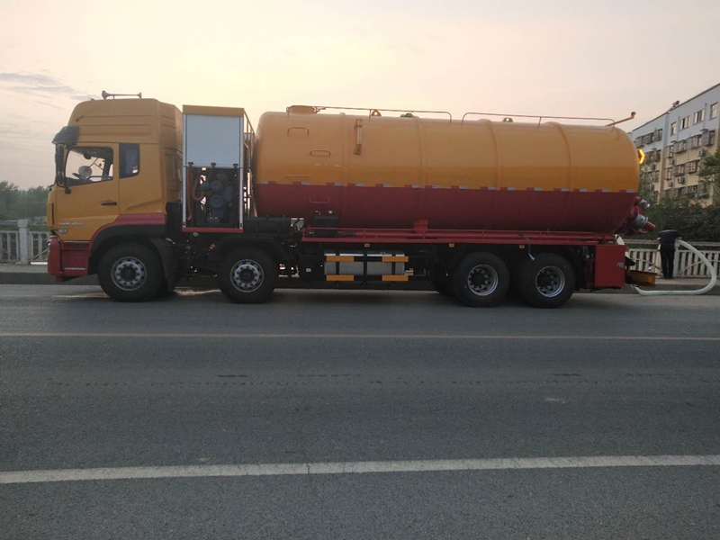 一车三用（疏通-吸污-清污）——东风天龙前四后八清洗吸污车