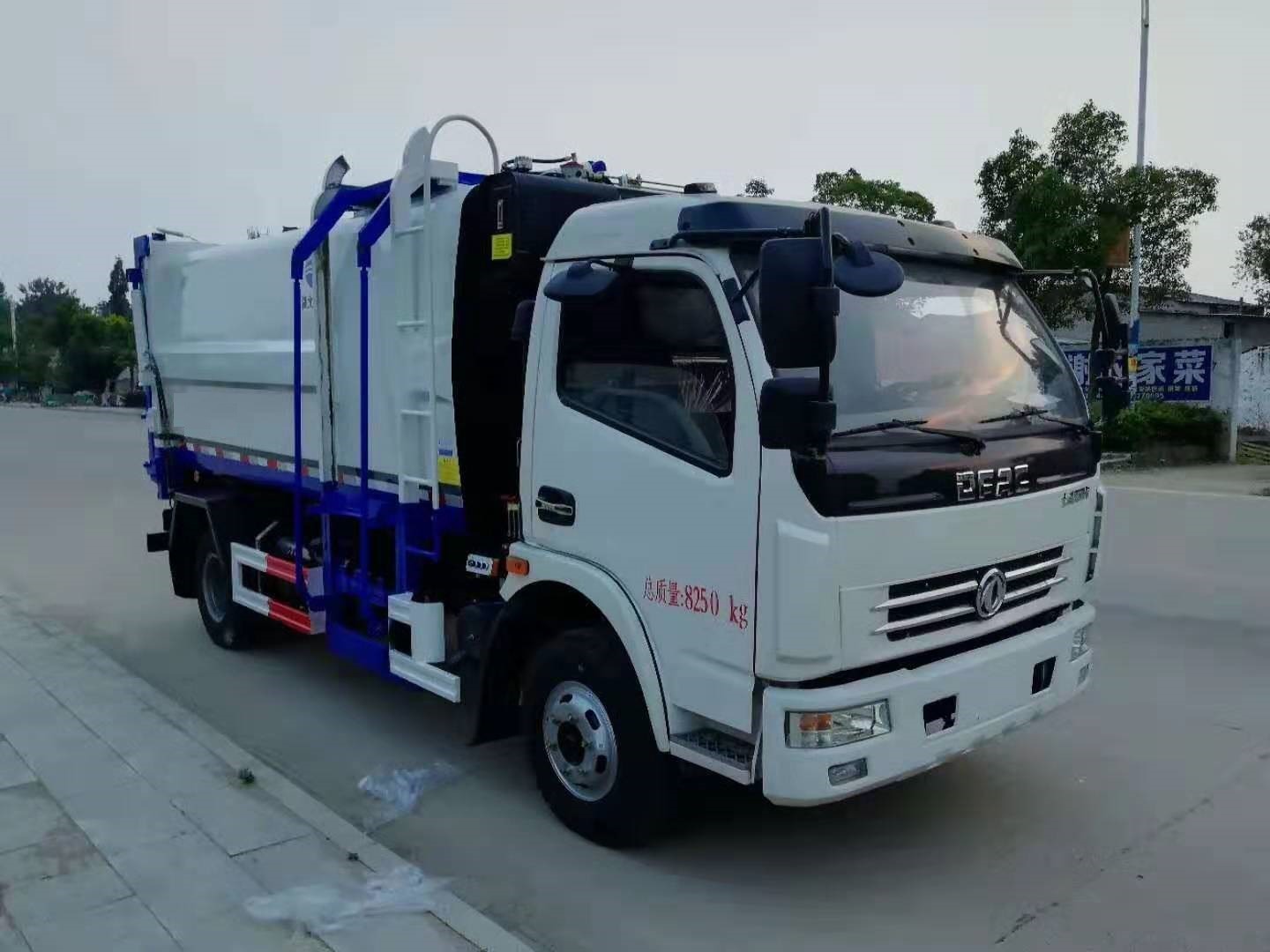 程力侧装挂桶式垃圾车，市场**火爆，车型**畅销！