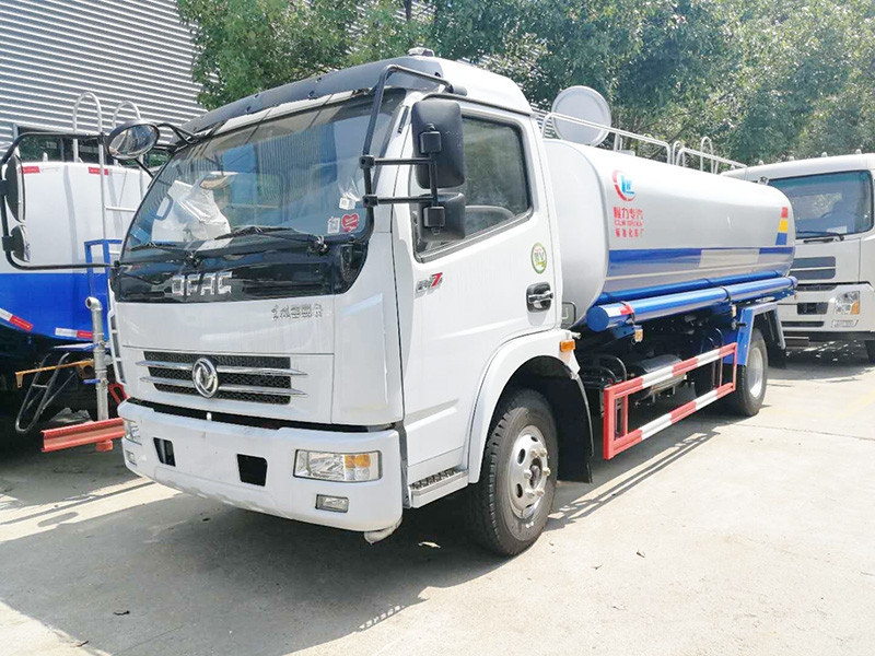 小型洒水车厂家--程力威牌环卫洒水车价格