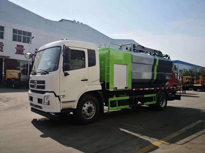  东风天锦210马力高压清洗吸污车，配进口泵，遥控液压旋转吊杆操作简单