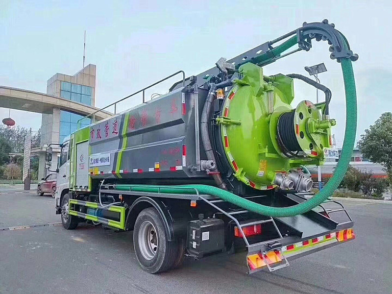新型东风天锦清洗吸污车（9立方）