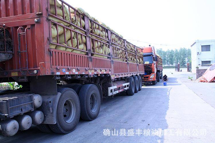 养殖场地用什么车拉饲料，饲料运输车生产厂家-报价
