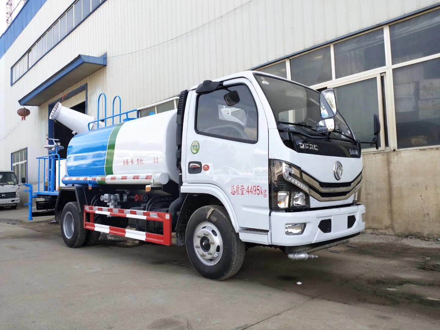 环卫专用洒水车，国六5吨洒水车报价-打响蓝天保卫战。