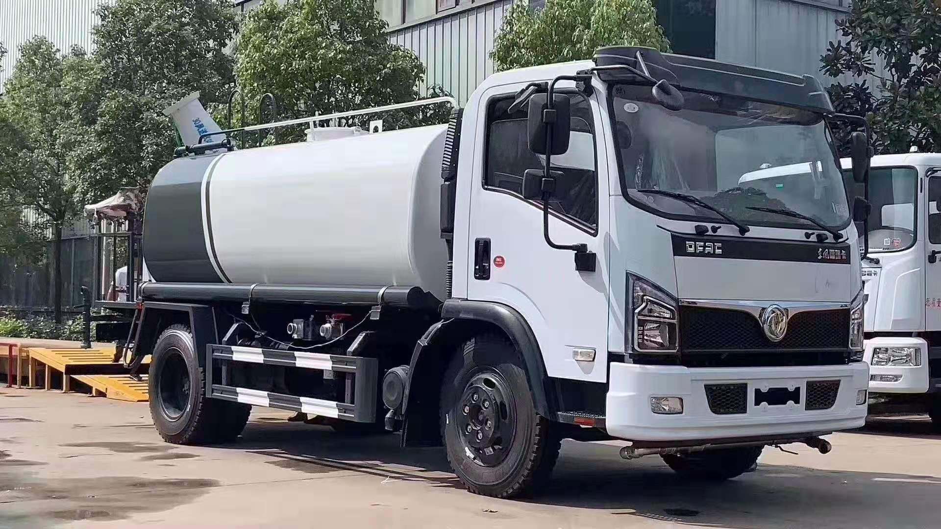 8吨多功能雾炮车