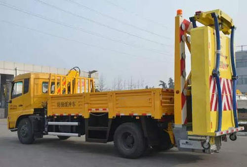 东风国六防撞缓冲车