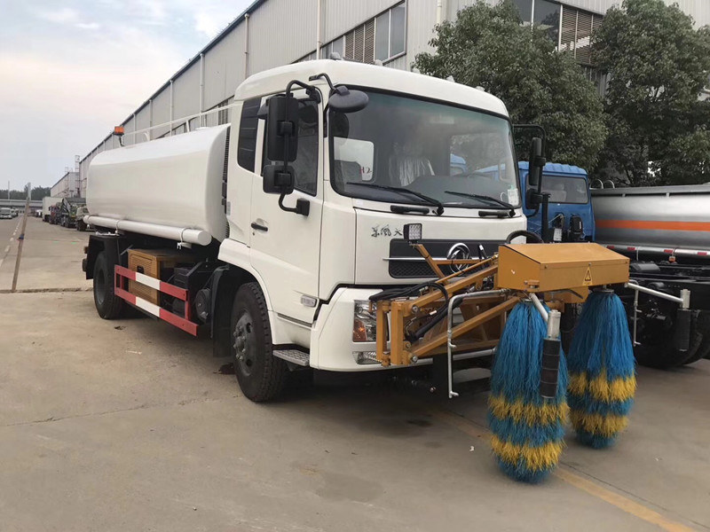 东风天锦波形护栏清洗车
