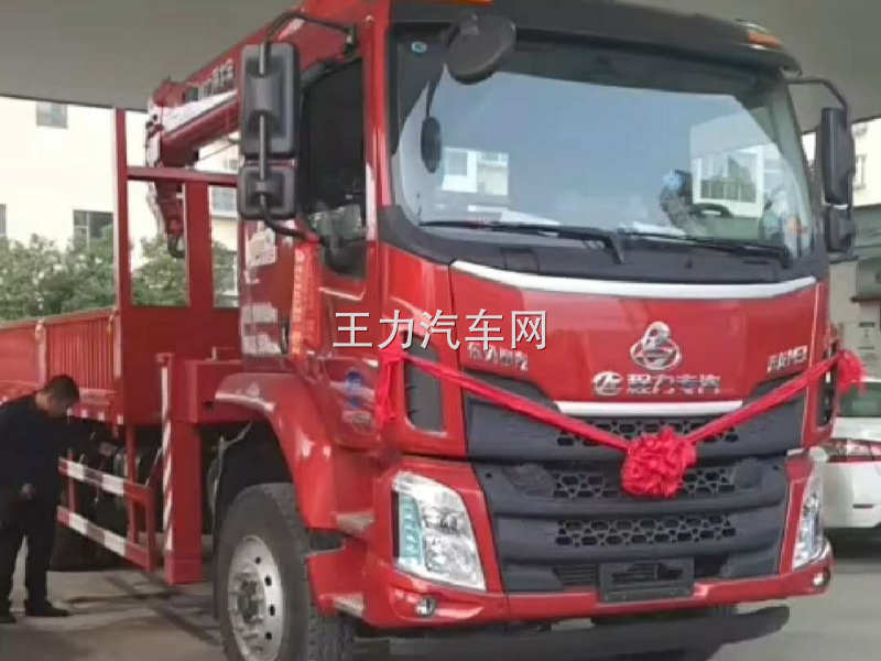 柳汽单桥8吨随车吊加完油发车视频