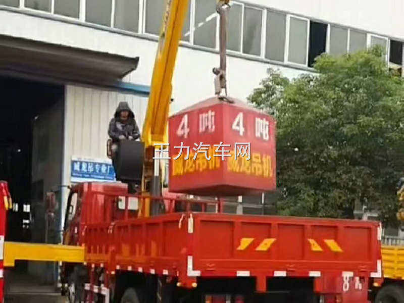 重汽豪曼6.3吨随车吊下雨天试车发车视频