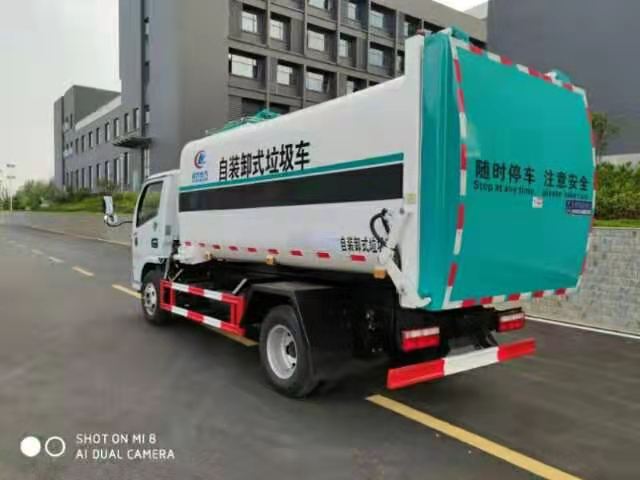东风国六蓝牌侧装压缩垃圾车实拍图片
