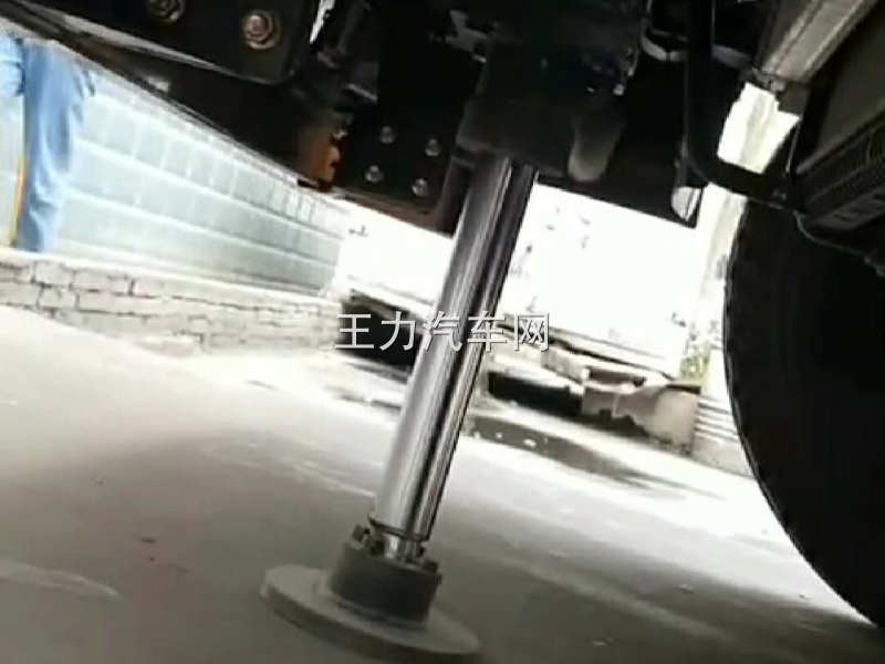 8吨随车吊驾驶室加装独立前支腿视频
