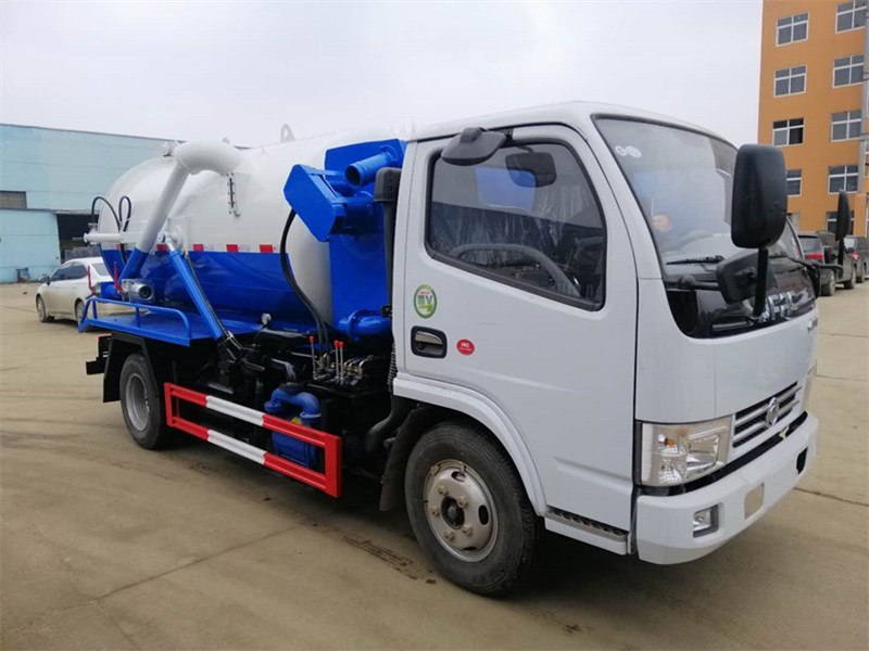 东风多利卡5方吸污车--多功能小型吸粪车