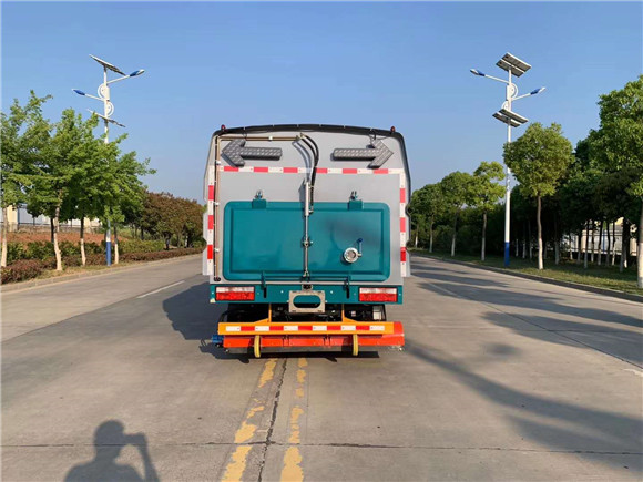 国六东风小多利卡后置滚扫吸尘车，修路用的吸尘神器实拍图片