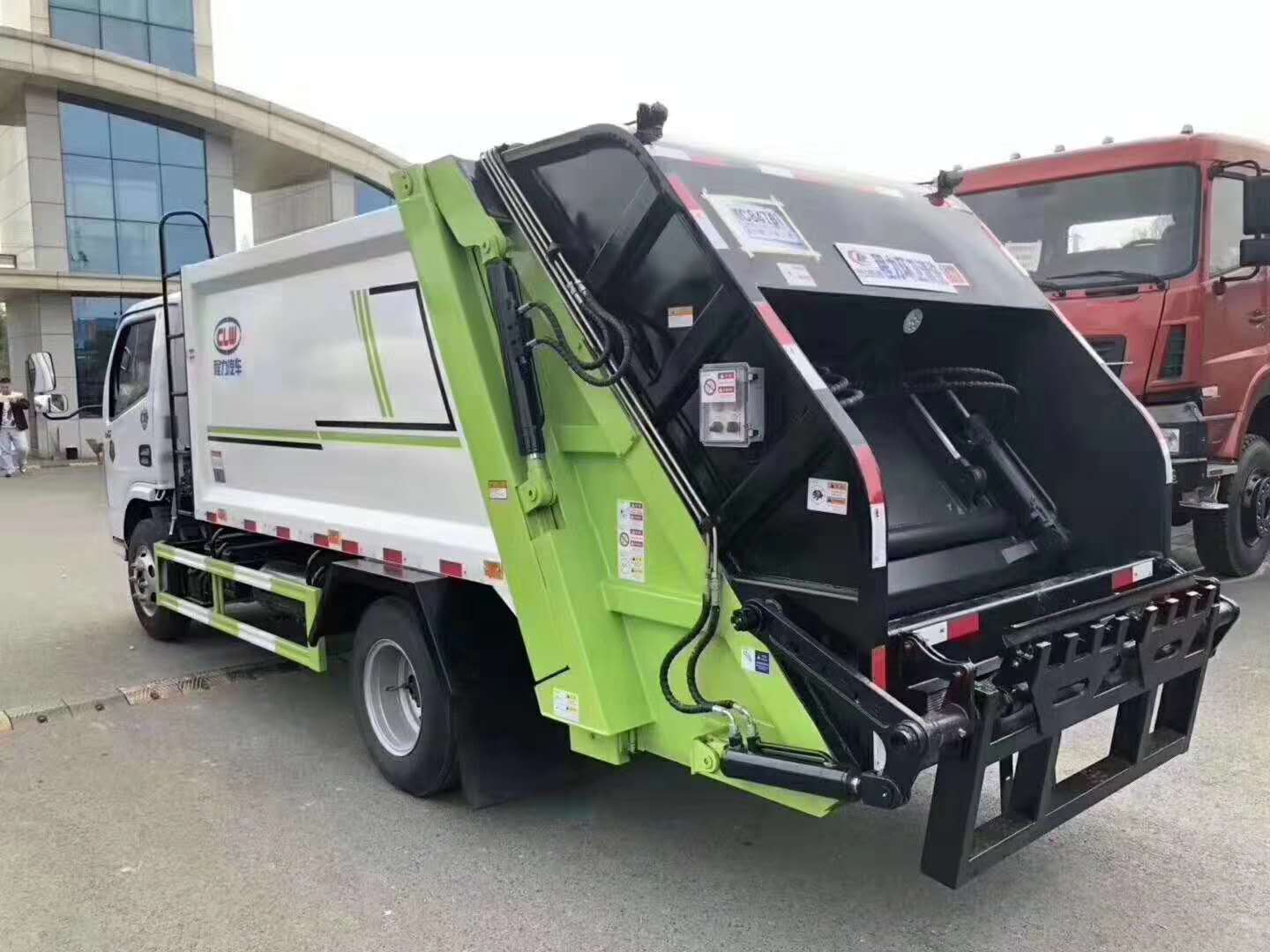 国六 东风多利卡6方压缩垃圾车实拍图片