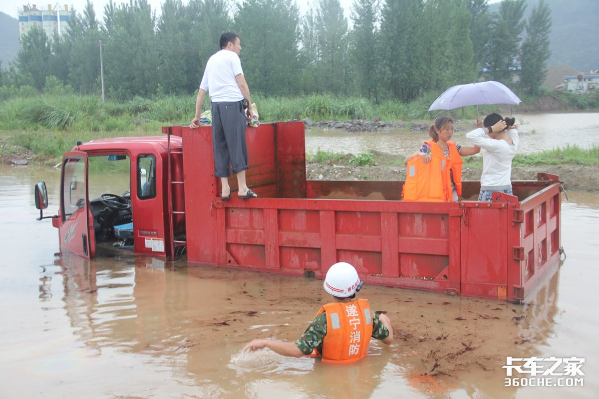 专用车非游艇 暴雨行车 辨别正确涉水深度