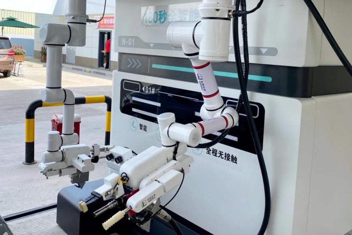 国内首款加油机器人在广西正式“上班”