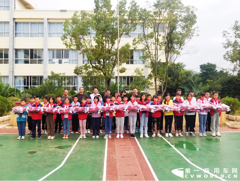 持续传递“红岩温度”，上汽红岩为云南玉屏红岩小学再送一批助学物资