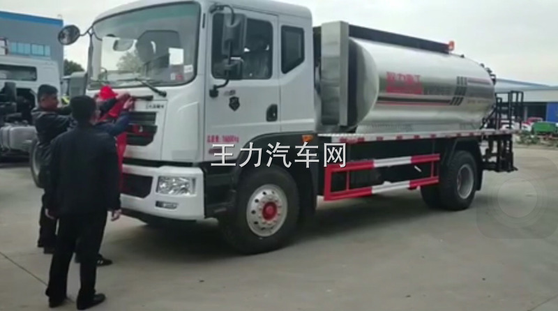 东风8吨智能型沥青洒布车发往山东视频