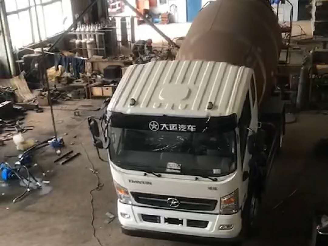D912运途豪华车身搅拌车视频视频