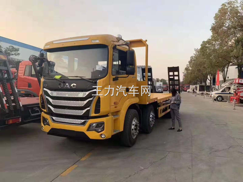 江淮小三轴平板车图片