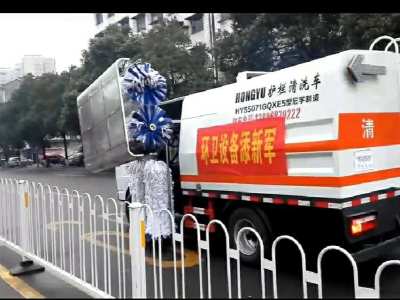 服务于长沙沅江的宏宇护栏清洗车。当地电视台跟踪拍摄视频