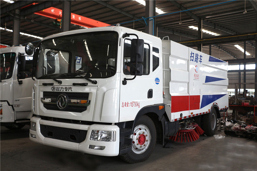 东风天锦康明斯180马力扫路车