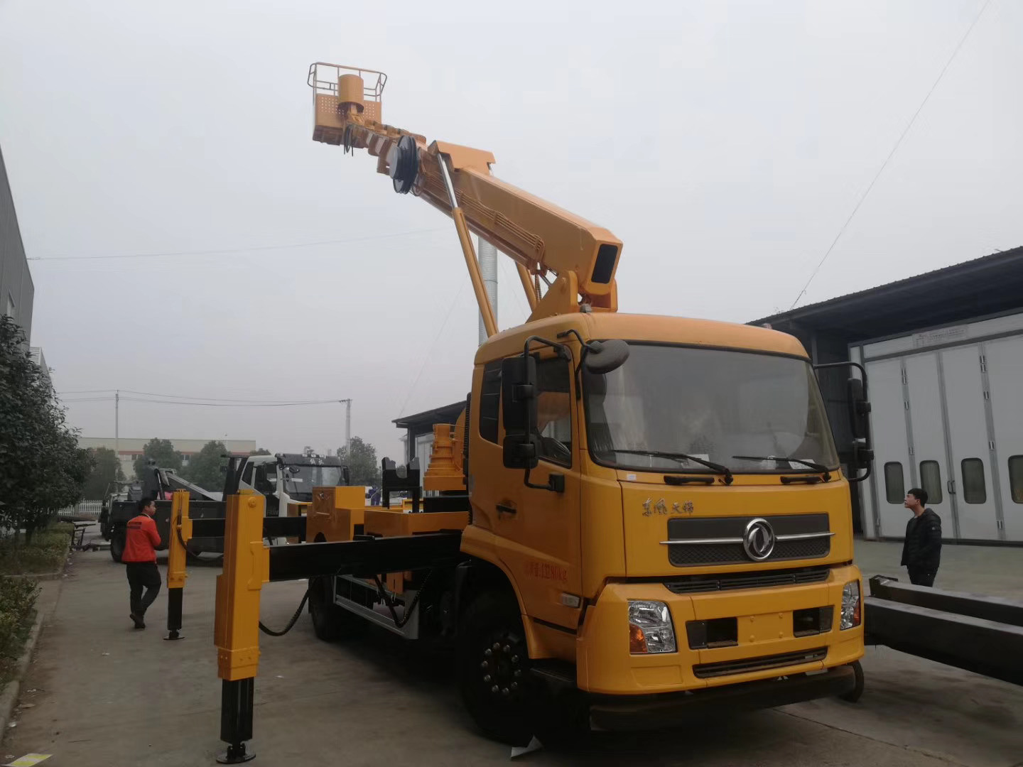 东风天锦28米高空作业车