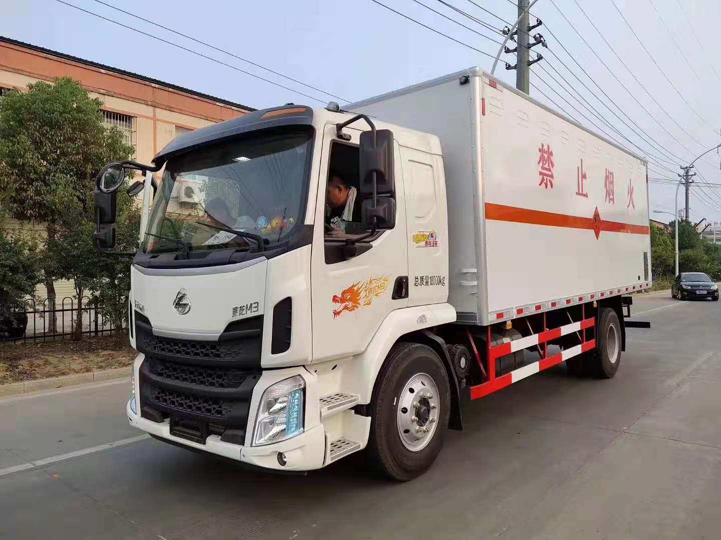 东风柳汽6.6米爆破器材厢式运输车