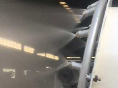 近距离拍摄30米雾炮喷出的水雾效果视频