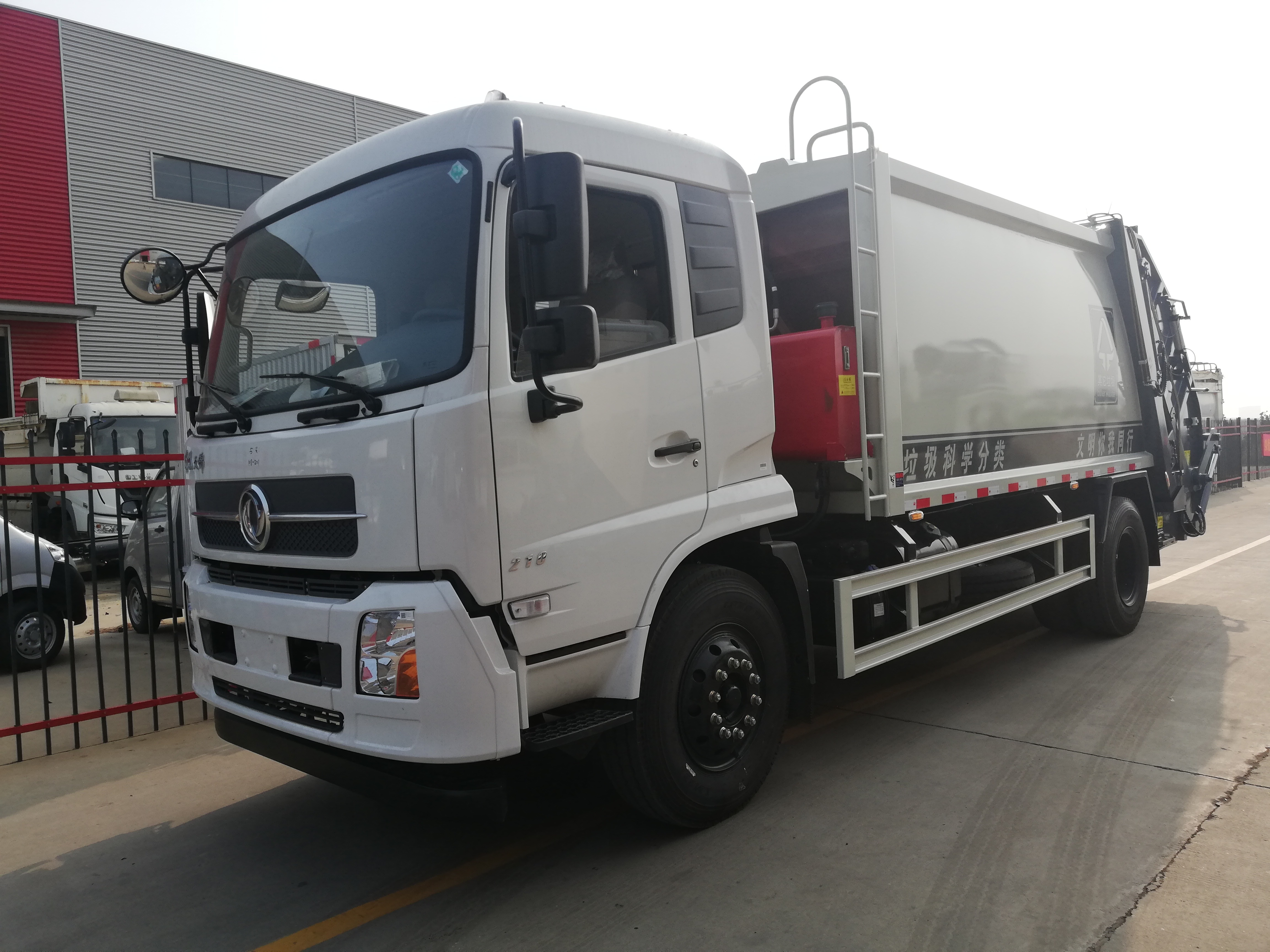 东风天锦4500轴距12方压缩垃圾车