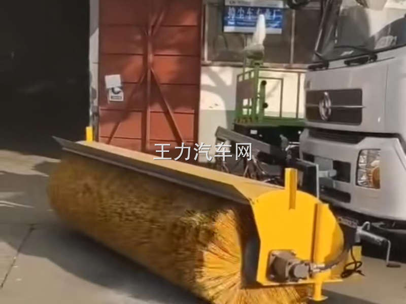 东风天锦15方洒水车加装3米扫雪刷调试中视频