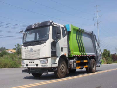 中国一汽解放12方压缩垃圾车，可挂120升或者240升垃圾桶图片