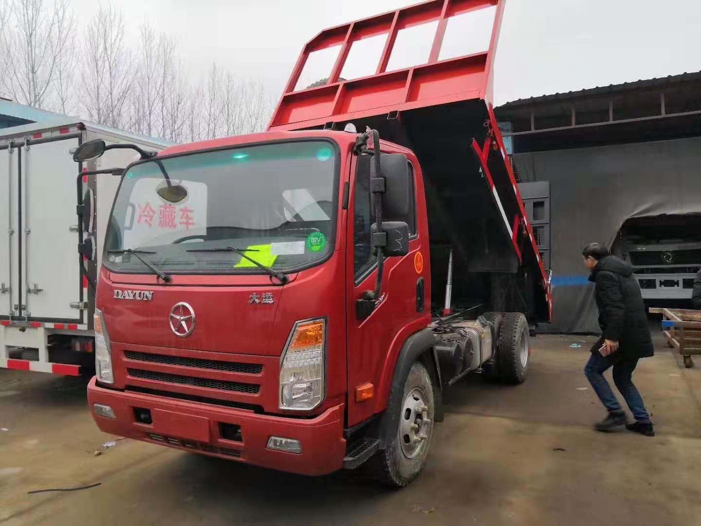 大运蓝牌带自卸平板运输车