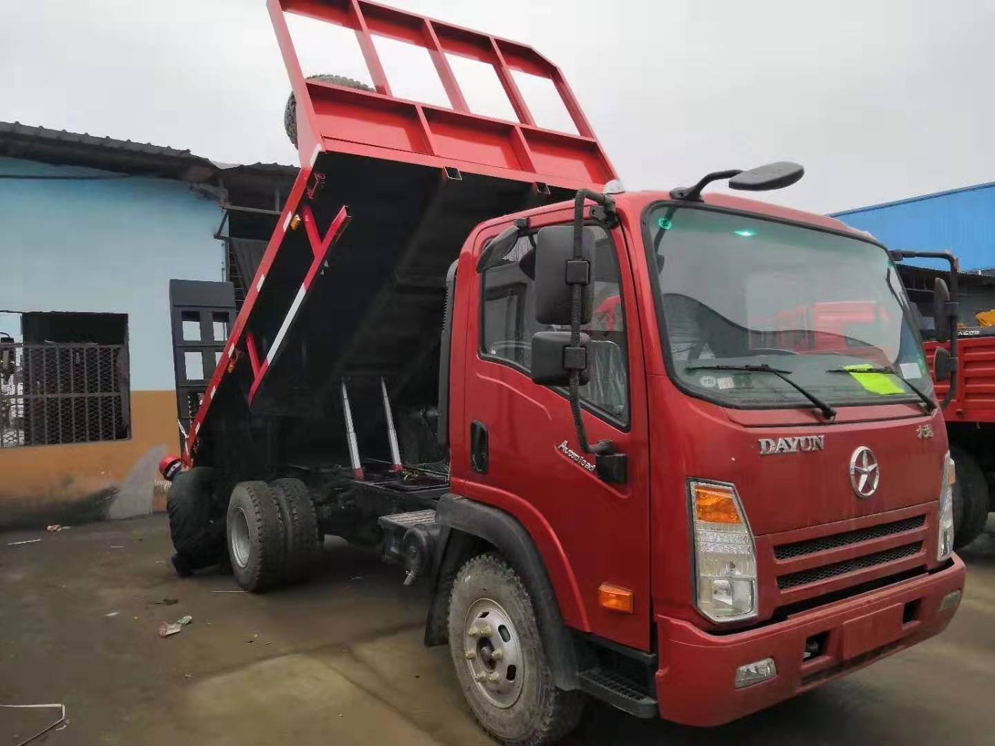 大运蓝牌带自卸平板运输车