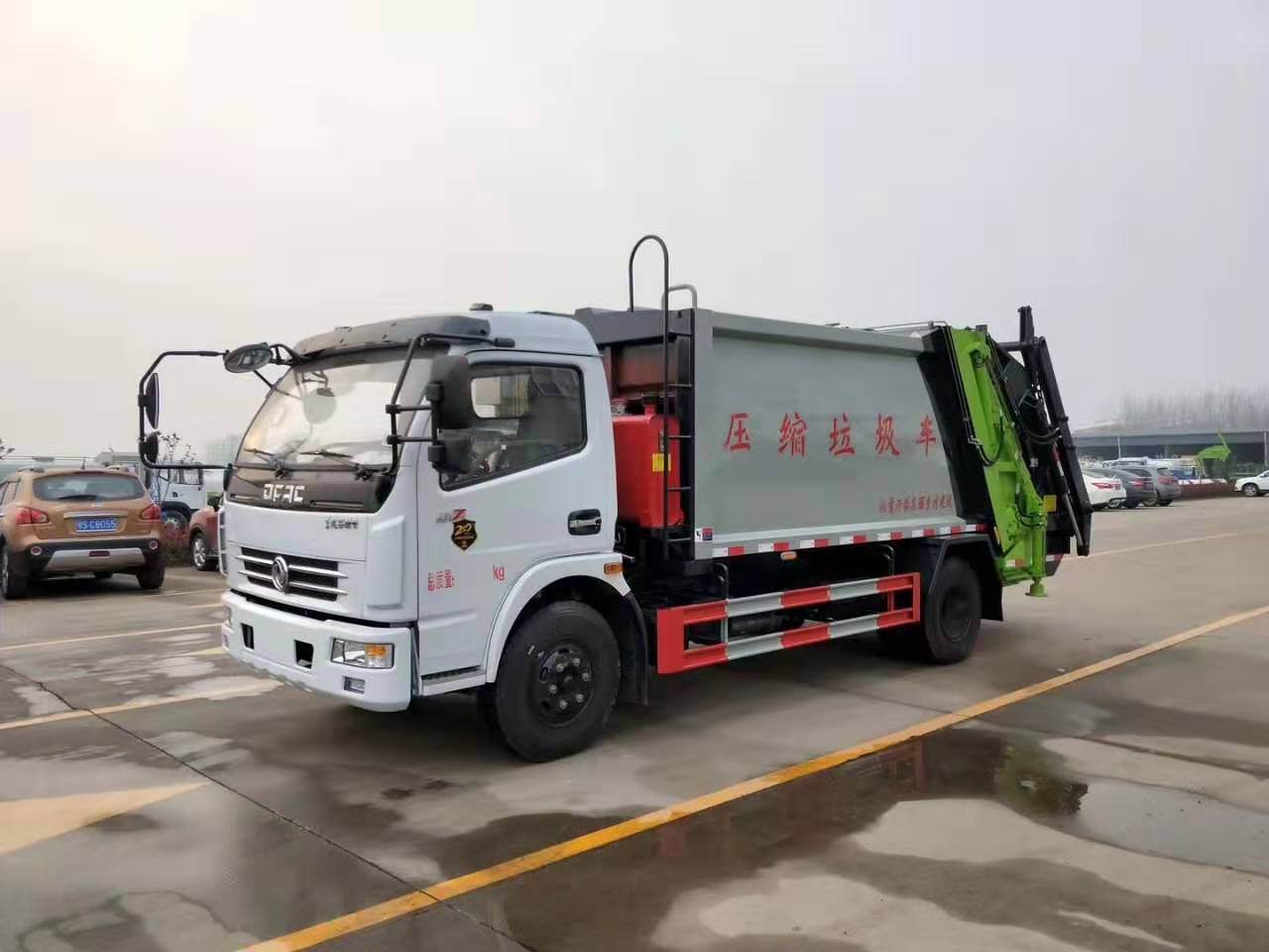 东风大多利卡8方压缩式垃圾车