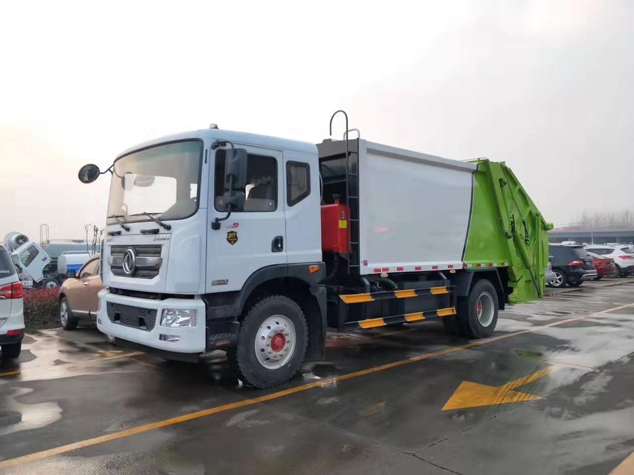 东风12方大多利卡压缩垃圾车