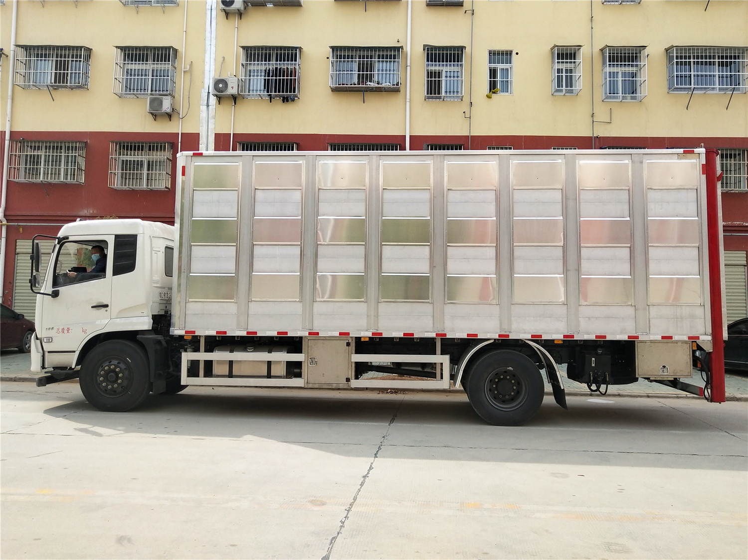 天锦6米8铝合金运猪车