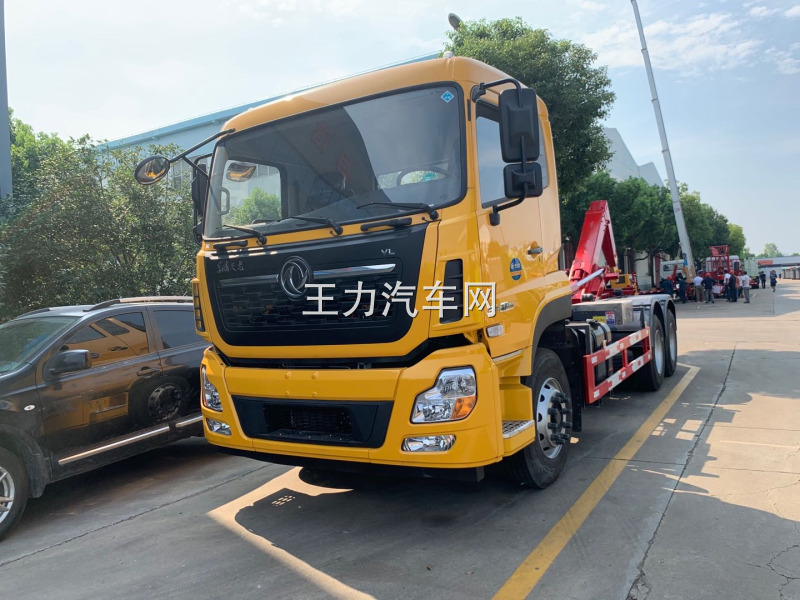 东风天龙后双桥钩臂垃圾车图片