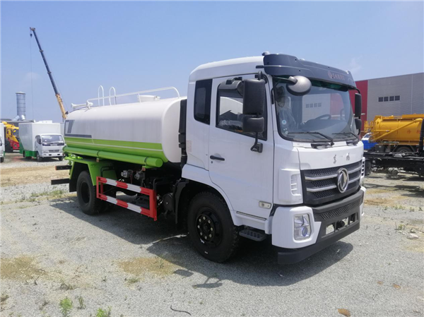 国六华神D17洒水车