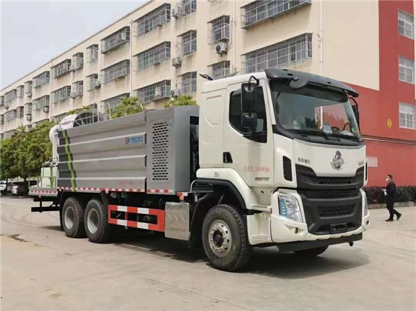 东风柳汽乘龙H5后双桥国六120米抑尘车评测