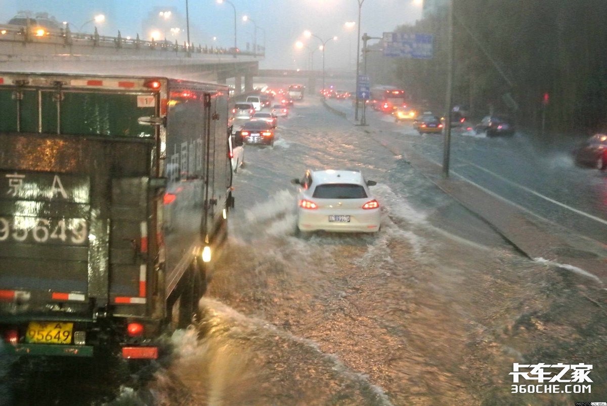 卡车非游艇 暴雨行车 辨别正确涉水深度