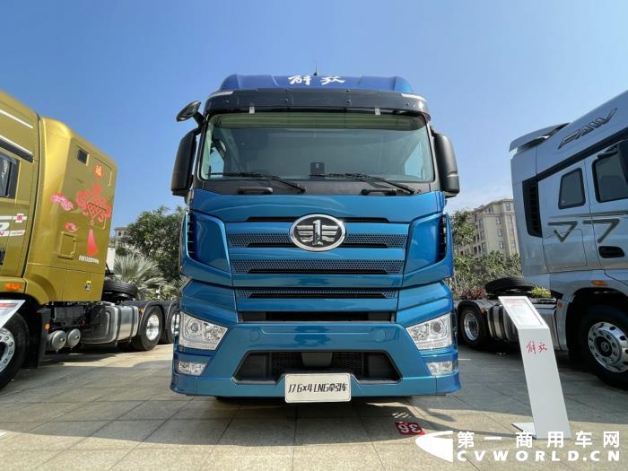 解放J7 6x4 LNG牵引车.jpg