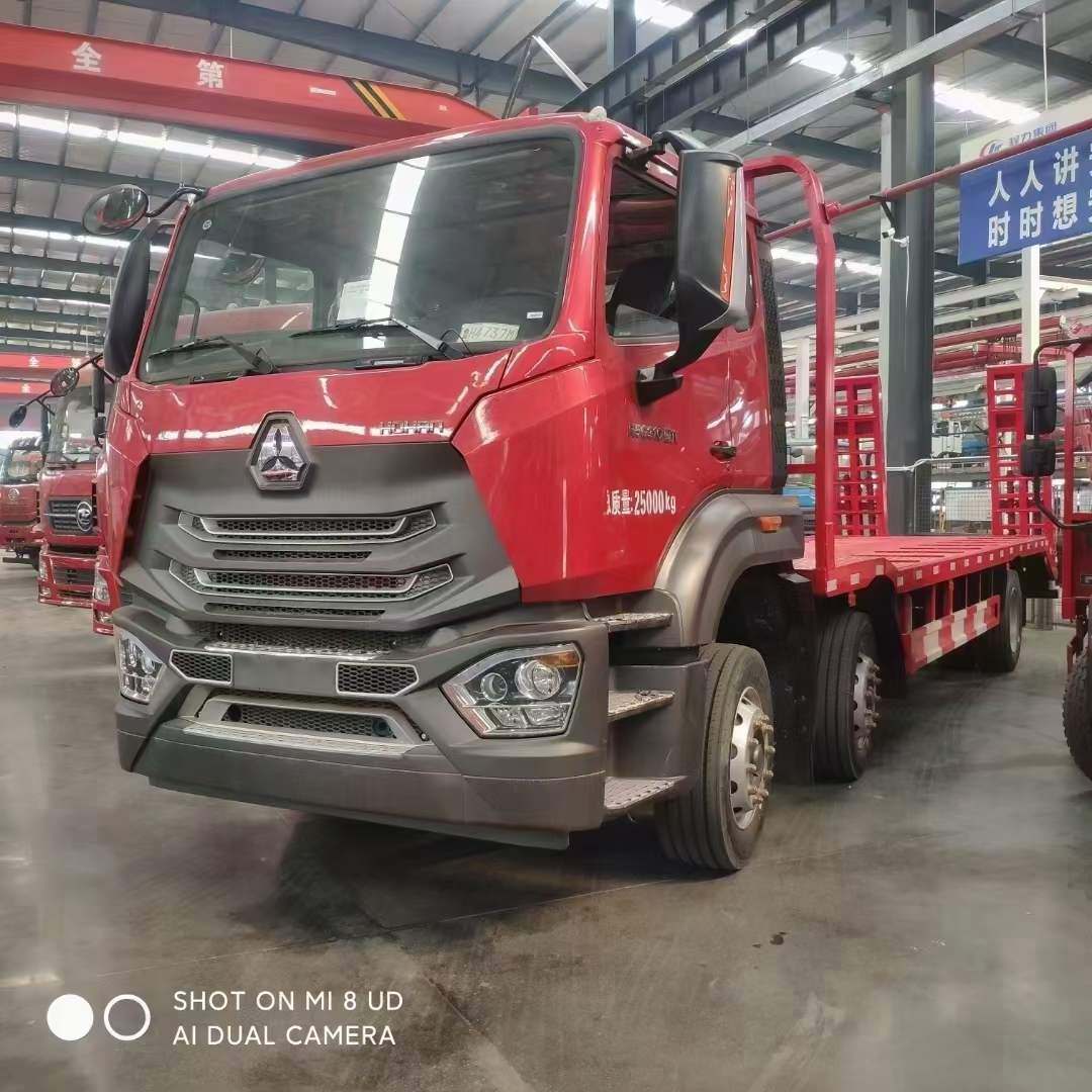 重汽豪沃硬汉小三轴平板车