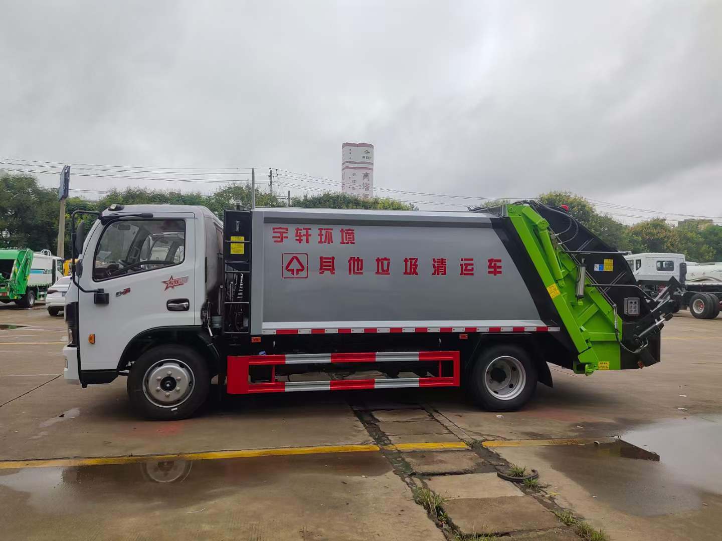 东风发多利卡8方压缩式垃圾车