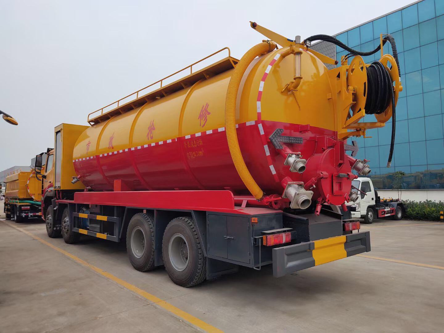 重汽豪沃新款8×4清洗吸污车