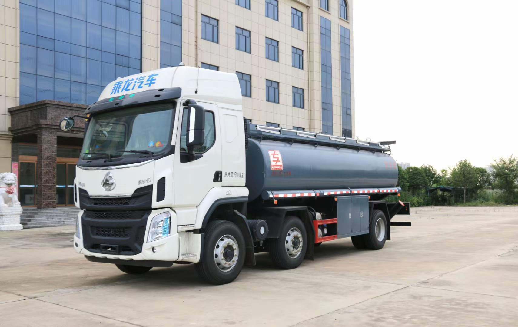 柳汽乘龙H5 高端不锈钢17.6方供液车