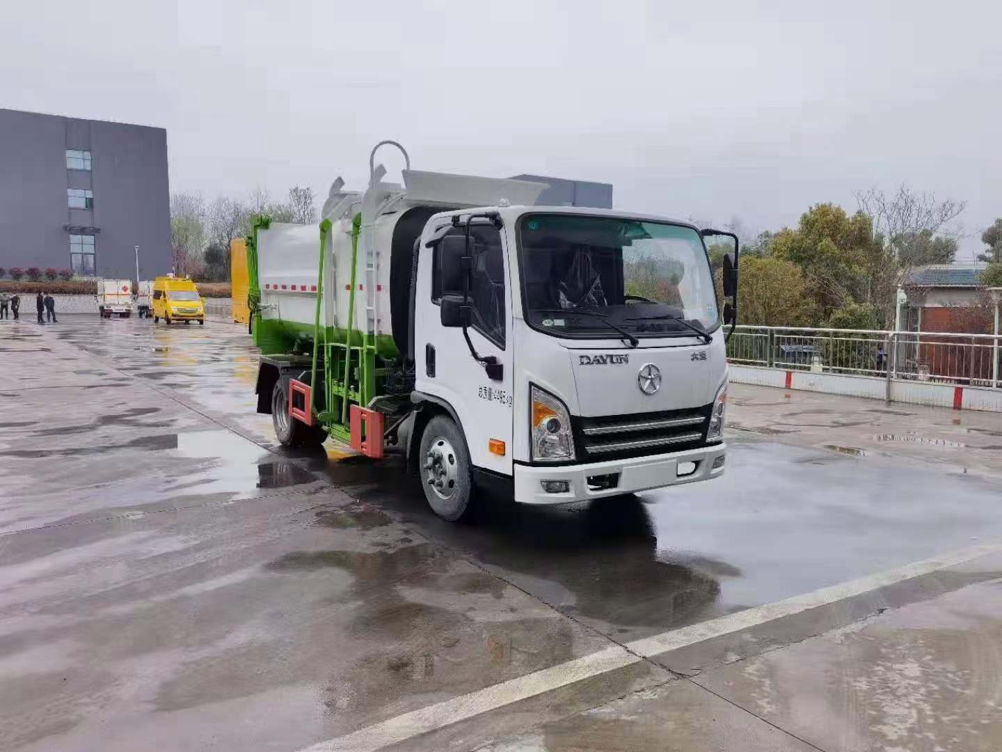 大运新奥普力5－6方自装卸垃圾车/侧挂桶垃圾车