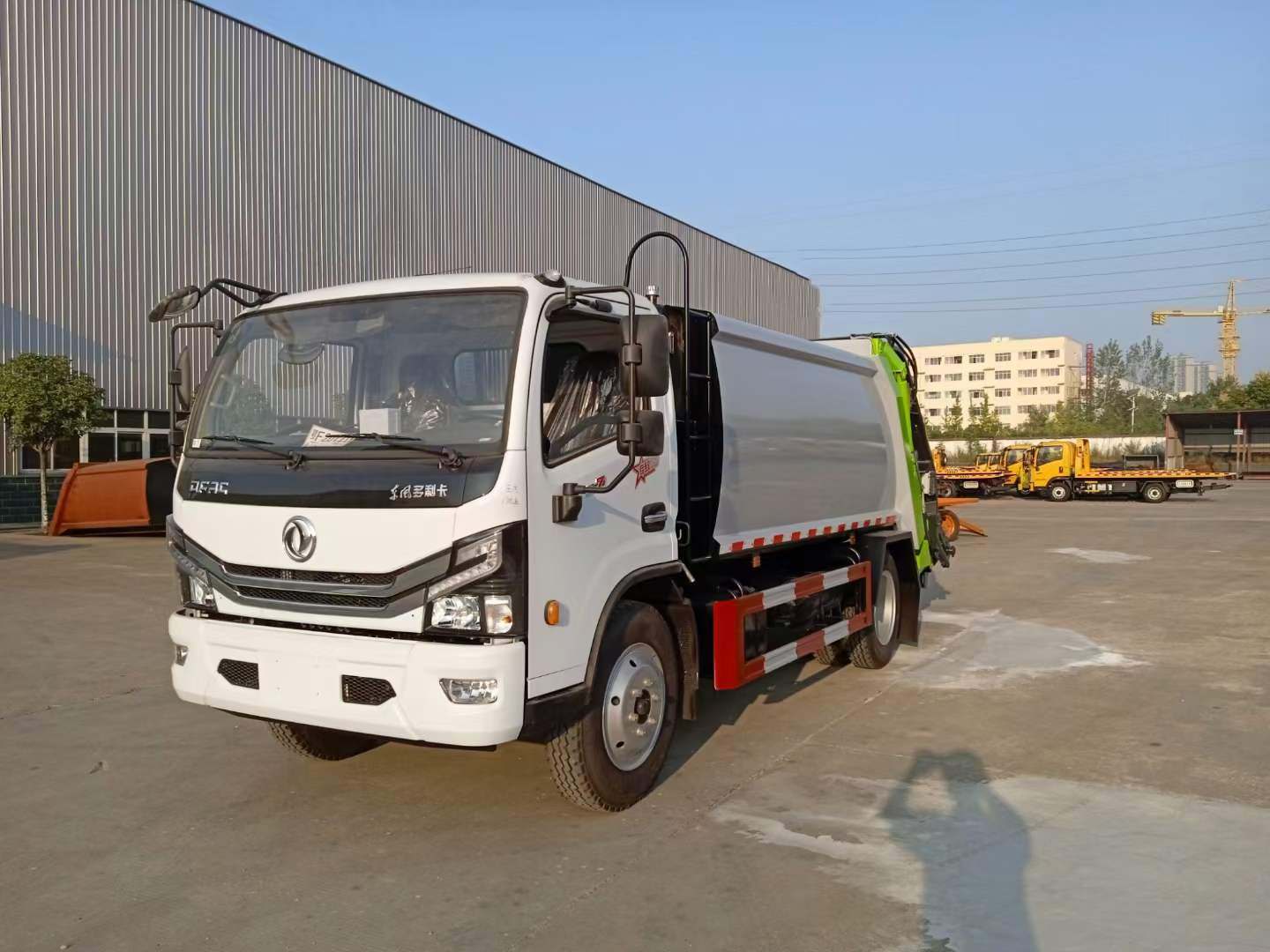 东风多利卡国六8方压缩式垃圾车